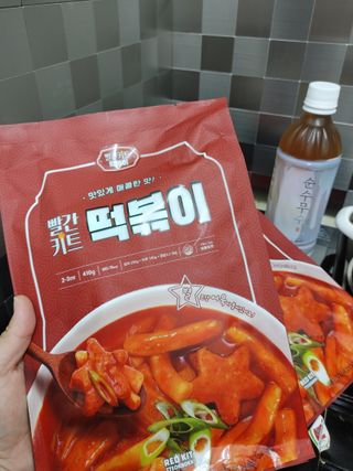 빨간키트 떡볶이 밀키트 2~3인분 매운맛 국물 떡볶이 만들기 쉬운 황금 레시피 분말 소스로 간편한 요리 — 5점을 준 리뷰어가 2021년 10월 올린 사용 사진