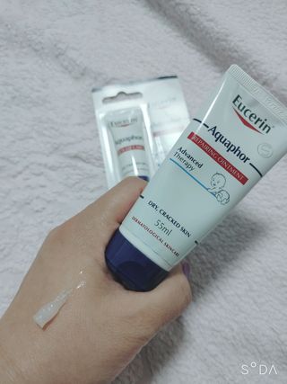 유세린 아쿠아퍼 리페어링 오인트먼트 1개 + 아쿠아퍼 SOS 립 리페어 1개 — 5점을 준 리뷰어가 2022년 2월 올린 사용 사진