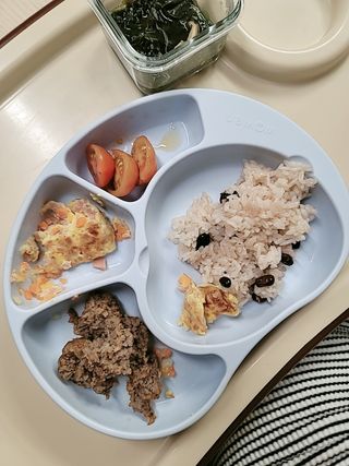 유비맘 캐릭터 실리콘 흡착 식판_색상 랜덤발송 — 5점을 준 리뷰어가 2021년 1월 올린 사용 사진