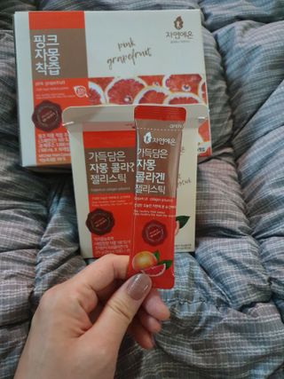 자연에온 핑크 자몽 착즙 100mL 10개입 1BOX +가 득담은 자몽 콜라겐 젤리스틱 1BOX — 5점을 준 리뷰어가 2021년 6월 올린 사용 사진