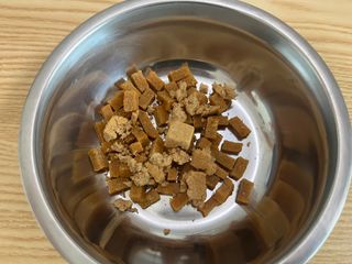 [펫시밀] 원물그대로 영양듬뿍 진공동결건조 북어트릿75g,치킨트릿100g,연어트릿75g 강아지 고양이 간식 — 5점을 준 리뷰어가 2023년 5월 올린 사용 사진