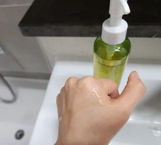 스킨큐어 산다화 순한 클렌징 동백 오일 200ml — 4.5점을 준 리뷰어가 2023년 4월 올린 사용 사진