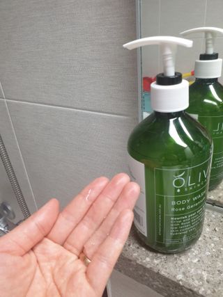 올리브 오일 스킨케어 컴퍼니 [OOSC] 향기로운 보습 로즈 제라늄 바디워시 500ml — 5점을 준 리뷰어가 2021년 5월 올린 사용 사진