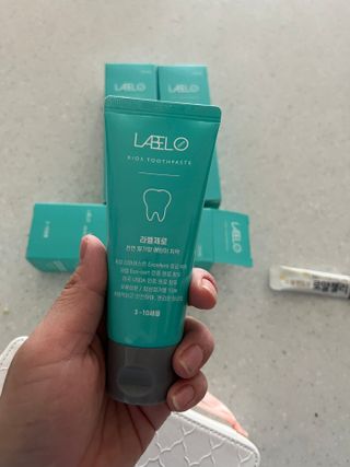치과에서 쓰는 치약 _ 라벨제로 저불소 꼬마, 키즈, 유아, 베이비, 주니어 안전한 어린이치약 — 3점을 준 리뷰어가 2022년 12월 올린 사용 사진