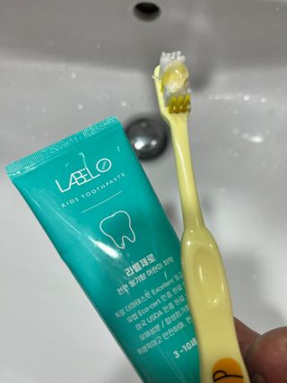 치과에서 쓰는 치약 _ 라벨제로 저불소 꼬마, 키즈, 유아, 베이비, 주니어 안전한 어린이치약 — 5점을 준 리뷰어가 2023년 3월 올린 사용 사진