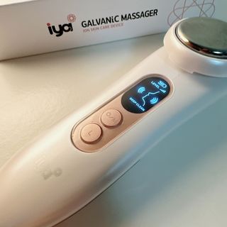 올인원 피부관리 이야 갈바닉 마사지기 — 3.5점을 준 리뷰어가 2023년 3월 올린 사용 사진