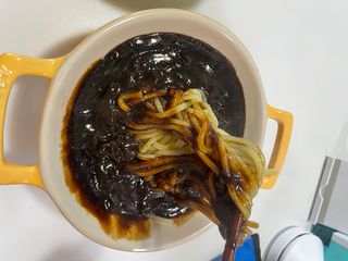 프레시지 *구매평/중식대가여경래 짜장면 2인분 (냉동) — 5점을 준 리뷰어가 2025년 9월 올린 사용 사진