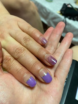 [네일가게] 햇빛에 닿으면 색이 변하는 신기한 햇살 반전 네일스티커 — 4점을 준 리뷰어가 2021년 8월 올린 사용 사진