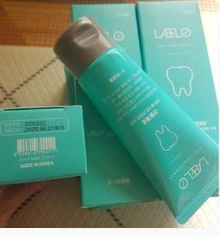 치과에서 쓰는 치약 _ 라벨제로 저불소 꼬마, 키즈, 유아, 베이비, 주니어 안전한 어린이치약 — 4점을 준 리뷰어가 2023년 2월 올린 사용 사진