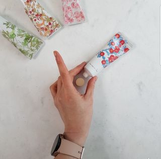 더사가오브수 [사가수] 사계절 원료를 담아내어 진한 보습을 선사하는, 효혜윤 보태니컬 에너지 핸드크림 세트 — 5점을 준 리뷰어가 2023년 3월 올린 사용 사진