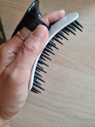 온가족 시원한샴푸 깨끗한두피 샴푸브러쉬 두피스케일링 히트팡블랙에디션 — 5점을 준 리뷰어가 2021년 8월 올린 사용 사진