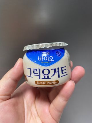 매일바이오 그릭요거트 오리지널 플레인 4개, 로스터리 커피믹스 4개 — 5점을 준 리뷰어가 2021년 12월 올린 사용 사진