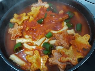 빨간키트 떡볶이 밀키트 2~3인분 매운맛 국물 떡볶이 만들기 쉬운 황금 레시피 분말 소스로 간편한 요리 — 4점을 준 리뷰어가 2021년 10월 올린 사용 사진