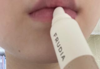 [후르디아] 올리브영 착한보습 비건 립버터 2종 — 5점을 준 리뷰어가 2022년 11월 올린 사용 사진