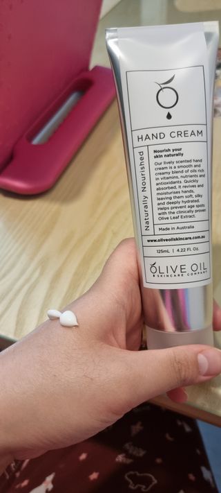 올리브 오일 스킨케어 컴퍼니 [OOSC] 보송보송한 내추럴리 너리시드 핸드크림 125ml — 5점을 준 리뷰어가 2021년 5월 올린 사용 사진