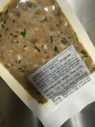 씽크라이크펫 강아지 화식 (50g 소/닭/오리/양 1팩씩 4팩) — 5점을 준 리뷰어가 2023년 1월 올린 사용 사진