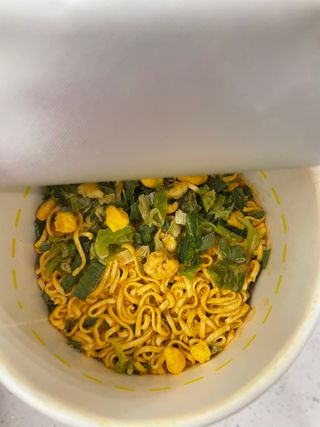 NISSIN 닛신 컵누들  4종 - 씨푸드오리지날, 씨푸드 스파이시, 씨푸드 커리, 씨푸드 XO소스 — 5점을 준 리뷰어가 2022년 11월 올린 사용 사진