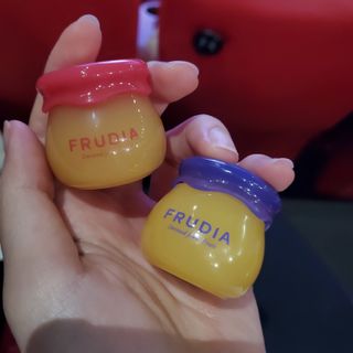 [후르디아] 올리브영 꿀과즙 립밤 2종 (블루베리/석류) — 5점을 준 리뷰어가 2022년 12월 올린 사용 사진