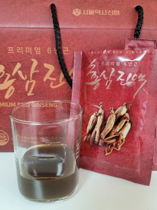 서울약사신협_프리미엄 6년근 홍삼진액_70mlx30포 — 5점을 준 리뷰어가 2021년 2월 올린 사용 사진