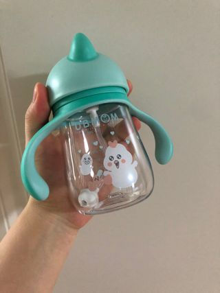 유비맘 트라이탄 코니빨대컵_컬러 랜덤 발송 — 5점을 준 리뷰어가 2021년 3월 올린 사용 사진