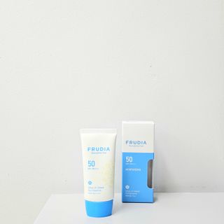 틱톡 [후르디아] 백탁NO! 화잘먹 수분광 선 에센스✨ — 5점을 준 리뷰어가 2023년 9월 올린 사용 사진