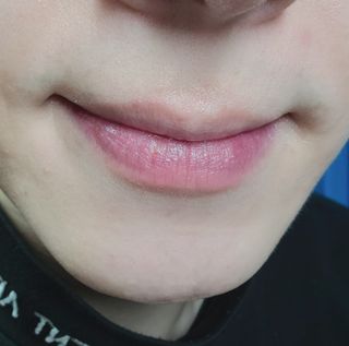 틱톡 [후르디아] 튼입술해결템 올리브영 블루베리 하이드레이팅 허니 립밤 — 5점을 준 리뷰어가 2023년 12월 올린 사용 사진