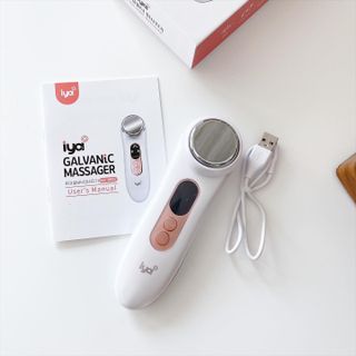 올인원 피부관리 이야 갈바닉 마사지기 — 5점을 준 리뷰어가 2023년 3월 올린 사용 사진