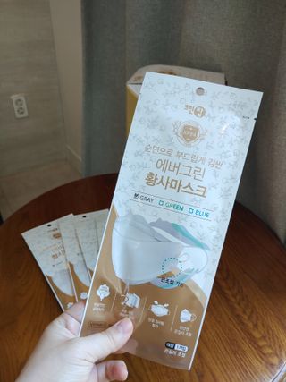 에버그린 순면 끈조절 KF94 마스크 - 화이트 30매 — 5점을 준 리뷰어가 2021년 5월 올린 사용 사진