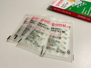 [큐어반H 스팟] 자외선 99프로 차단되는 스틱타입 스팟밴드(1팩 / 66매입) — 5점을 준 리뷰어가 2022년 11월 올린 사용 사진