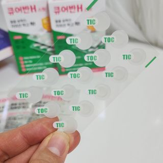 [큐어반H 스팟] 자외선 99프로 차단되는 스틱타입 스팟밴드(1팩 / 66매입) — 5점을 준 리뷰어가 2022년 12월 올린 사용 사진