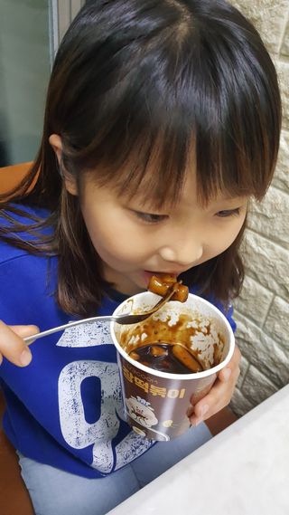 유비쿡 컵떡볶이 매운컵떡볶이2개/ 짜장컵떡볶이 2개  총 4개세트 — 5점을 준 리뷰어가 2021년 2월 올린 사용 사진
