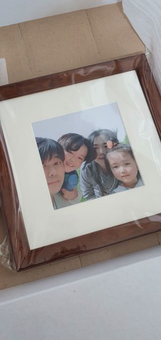 니은기억 휴대폰 속 인생샷을 담는 인생샷 액자 이태리 수입산 원목 프레임 — 5점을 준 리뷰어가 2021년 6월 올린 사용 사진