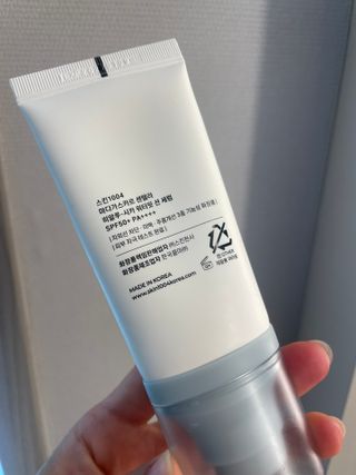 [스킨1004] 마다가스카르 센텔라 히알루-시카 워터핏 선세럼 50ml — 5점을 준 리뷰어가 2024년 5월 올린 사용 사진