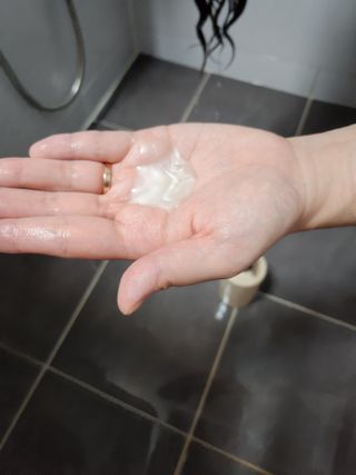프리마인 더이상 뻣뻣하고 효과없는 탈모샴푸는 NO. 근본부터 케어하는 셀베이스 그린티샴푸(500ml) — 5점을 준 리뷰어가 2023년 4월 올린 사용 사진