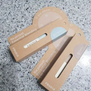 [후르디아] 올리브영 착한보습 비건 립버터 2종 — 5점을 준 리뷰어가 2022년 2월 올린 사용 사진