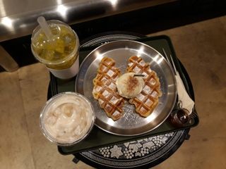[선유기지] 선유도 대표 크로플맛집 - 2인 크로플 With 아이스크림 + 밀크티 1잔 + 음료 1잔 — 4점을 준 리뷰어가 2021년 10월 올린 사용 사진