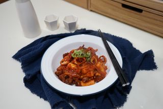 화끈한녀석들 새오똥400g 새우,오징어,똥집 볶음요리 소스,밀떡, 참기름 포함 — 4점을 준 리뷰어가 2022년 11월 올린 사용 사진