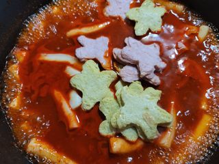 빨간키트 떡볶이 밀키트 2~3인분 매운맛 국물 떡볶이 만들기 쉬운 황금 레시피 분말 소스로 간편한 요리 — 5점을 준 리뷰어가 2021년 8월 올린 사용 사진