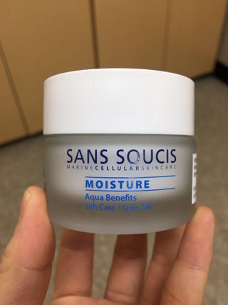 산수시 아쿠아 베네핏 24h 수부지 물광 속건조 수분크림 50ml — 5점을 준 리뷰어가 2021년 6월 올린 사용 사진