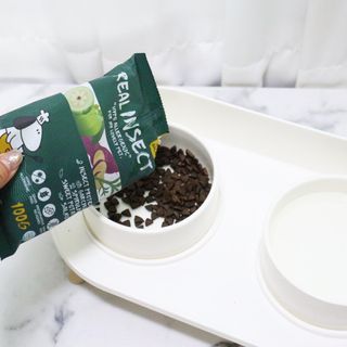 [푸디웜] 라포그  리얼인섹트 웨이트밸런스 저알러지 강아지 사료  1.2KG — 5점을 준 리뷰어가 2022년 7월 올린 사용 사진