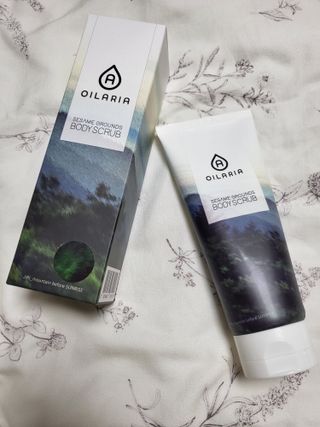 오일아리아 뉴트리 모이스처라이징 세사미 씨드 오일로션 & 데일리 디톡스 세사미 그라운즈 바디스크럽 — 5점을 준 리뷰어가 2023년 9월 올린 사용 사진