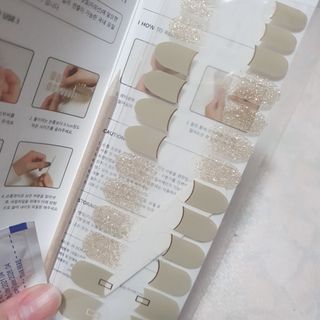 [네일가게] 햇빛에 닿으면 색이 변하는 신기한 햇살 반전 네일스티커_B — 5점을 준 리뷰어가 2021년 8월 올린 사용 사진