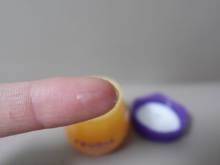 틱톡 [후르디아] 튼입술해결템 올리브영 블루베리 하이드레이팅 허니 립밤 — 4.5점을 준 리뷰어가 2023년 12월 올린 사용 사진