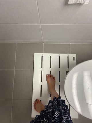 창신리빙 [프랑코 항균 욕실, 변기 발판] 똑똑한 정리 수납 — 4점을 준 리뷰어가 2021년 7월 올린 사용 사진