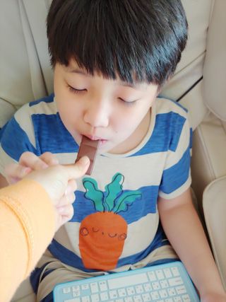 당류2g 자일리톨로 단맛을낸 슈카 퓨어비건 무설탕초콜릿 Xucker vegan 2개입 — 5점을 준 리뷰어가 2021년 4월 올린 사용 사진