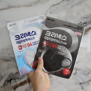 나무드 [유한킴벌리] 크리넥스 KF94 데일리 마스크 화이트 대형 블랙 10개 , 대형 화이트 10개 — 5점을 준 리뷰어가 2021년 10월 올린 사용 사진