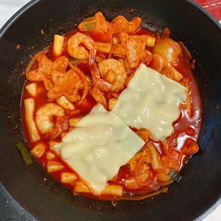 빨간키트 떡볶이 밀키트 2~3인분 매운맛 국물 떡볶이 만들기 쉬운 황금 레시피 분말 소스로 간편한 요리 — 5점을 준 리뷰어가 2021년 8월 올린 사용 사진