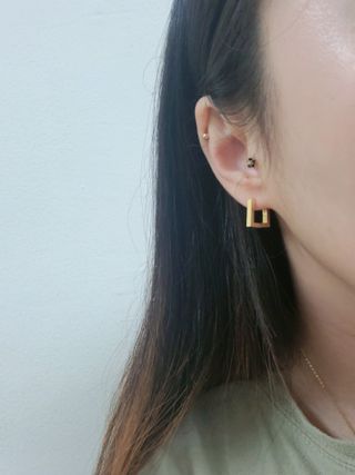 [골드앤디어] 14K 사각 네모 원터치 귀걸이_3color — 5점을 준 리뷰어가 2021년 6월 올린 사용 사진