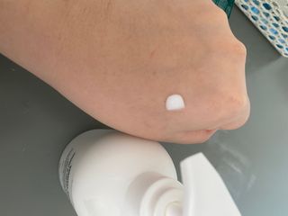 엘리샤코이 유스워터 핸드 앤 넥 멀티 바디로션 — 5점을 준 리뷰어가 2021년 2월 올린 사용 사진