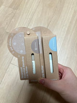 [후르디아] 올리브영 착한보습 비건 립버터 2종 — 5점을 준 리뷰어가 2023년 2월 올린 사용 사진